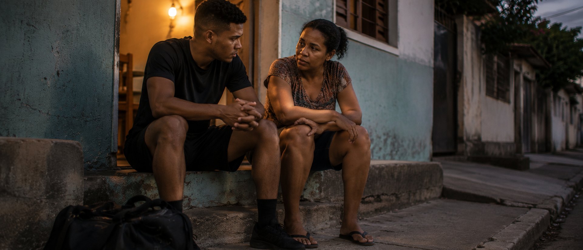 Advogado de contrato de atleta em Salvador: jovem jogador conversando com a mae na varanda de casa